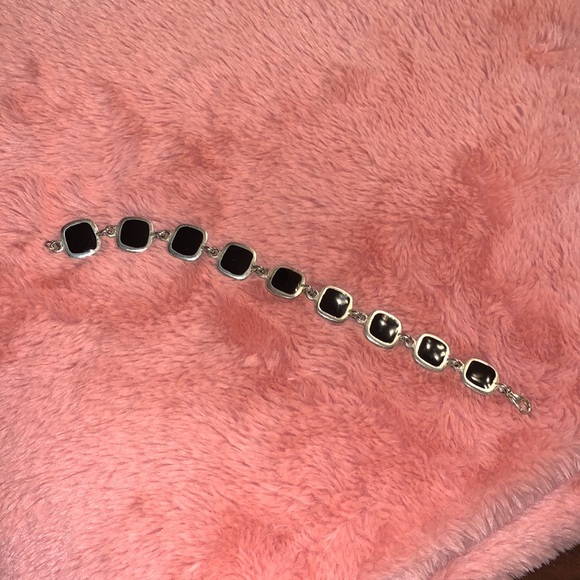 Reversible Black or White Bracelet - Picture 5 of 6